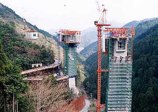 橋脚躯体施工状況① '01/04/10 撮影